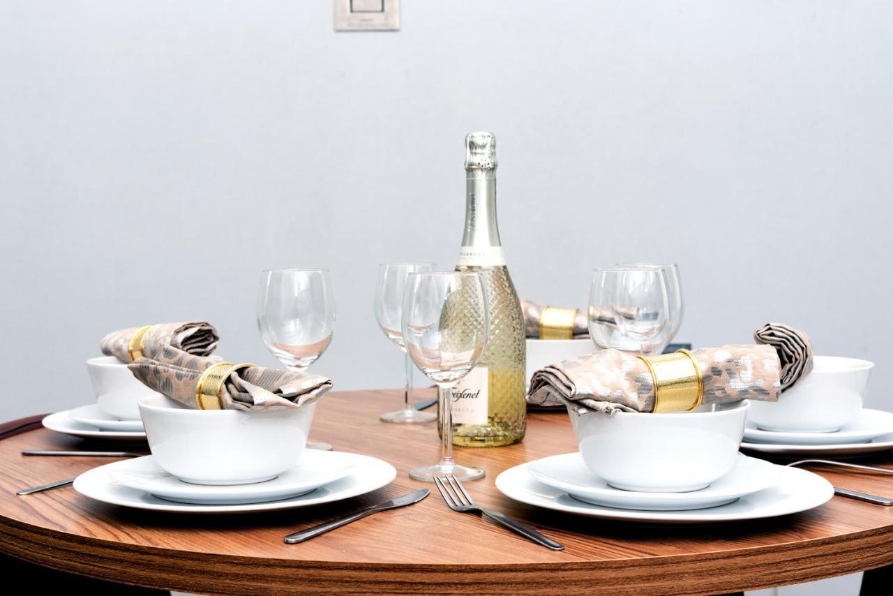 Wrexham Central Stay - Apartment Six ภายนอก รูปภาพ