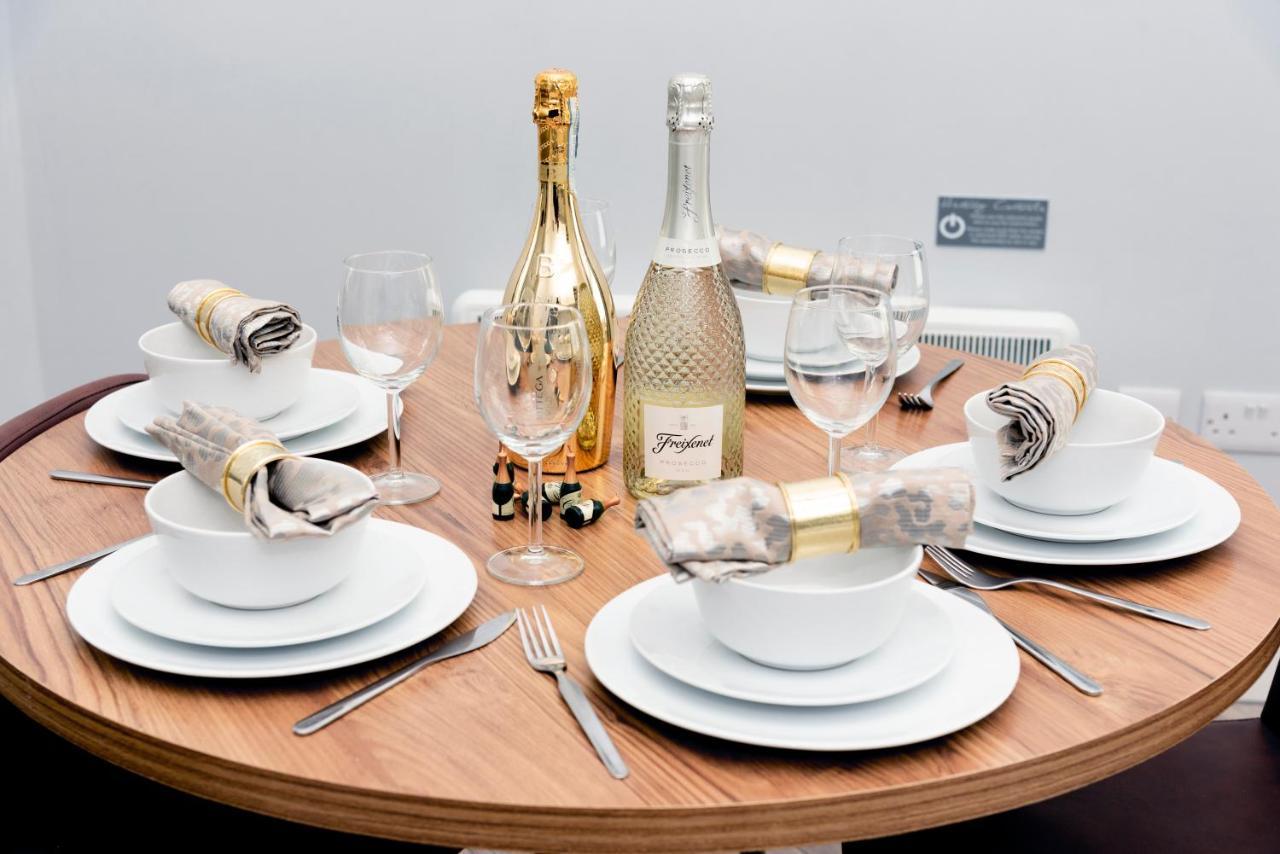 Wrexham Central Stay - Apartment Six ภายนอก รูปภาพ