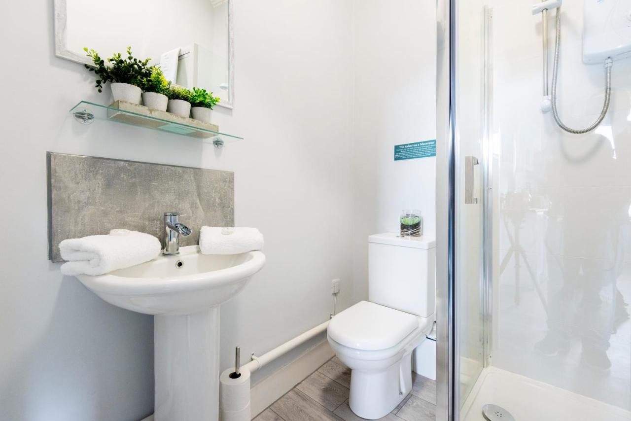Wrexham Central Stay - Apartment Six ภายนอก รูปภาพ