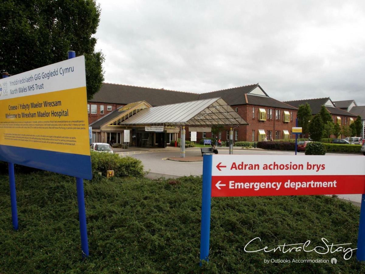 Wrexham Central Stay - Apartment Six ภายนอก รูปภาพ